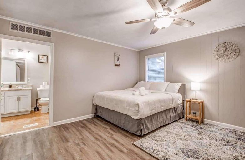Room 3, Flamingo Hideaway, Shelby