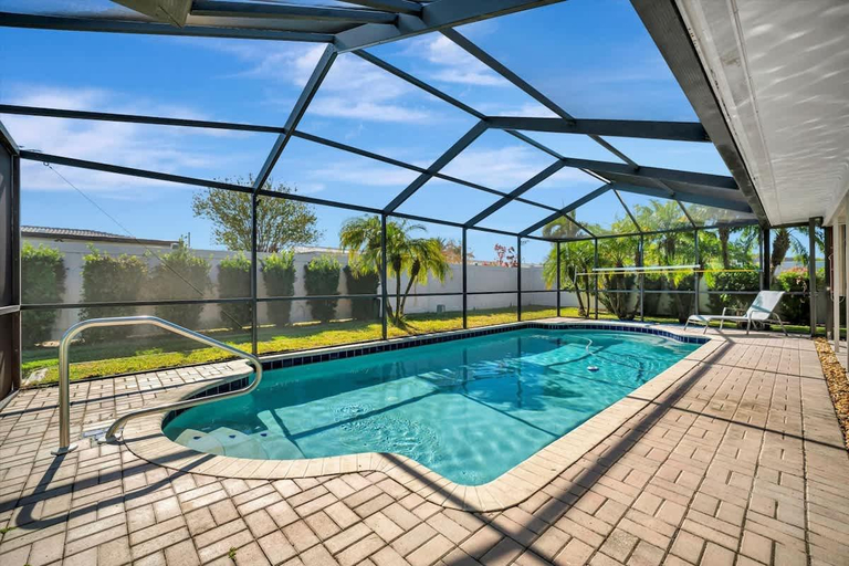 3, The Crown House 4b Pool Home 6 mins to IR Beach, Pinellas