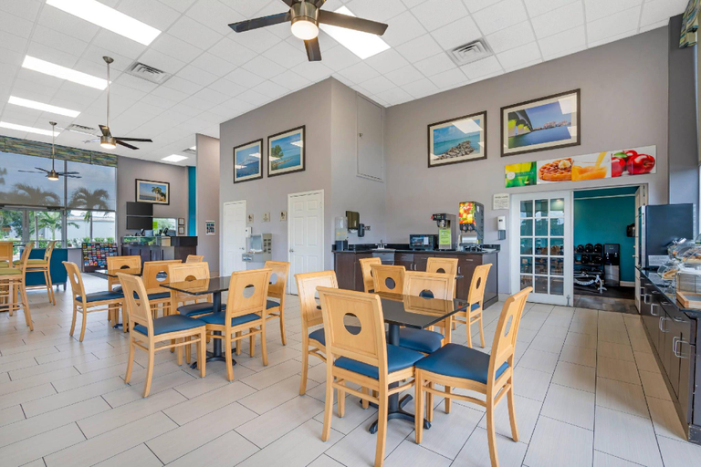 Food & Drinks 5, Quality Inn Bradenton North I-75, Manatee