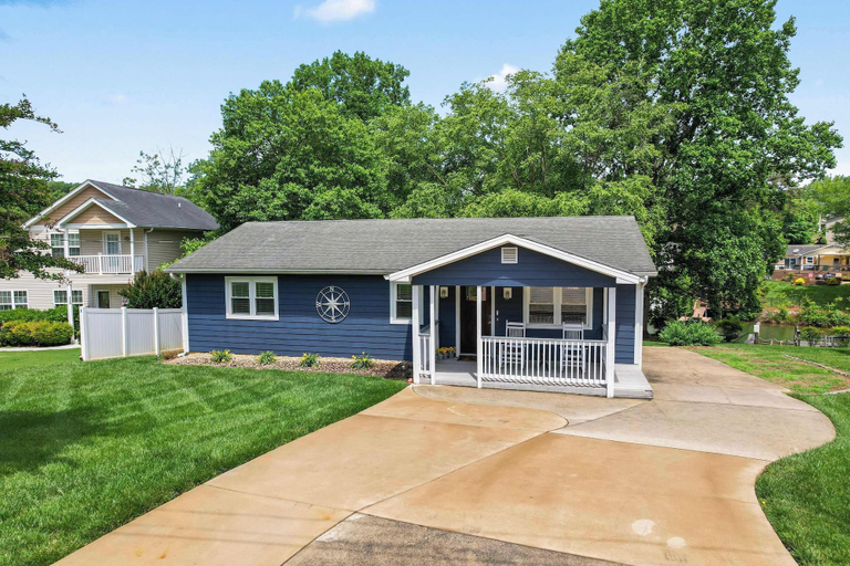 Exterior 4, The Blue Bungalow Stay for 8, Iredell