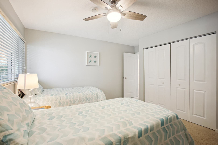 Room 4, Luxe Oceanfront Retreat: St. Aug Hibiscus D202, Saint Johns
