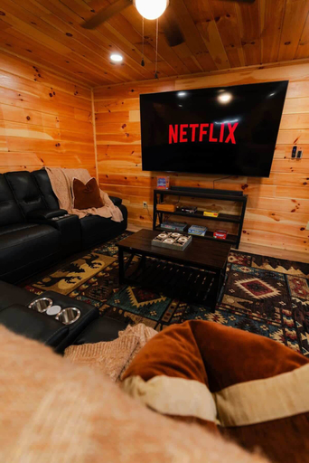Living area 2, Sleeps 16! Luxury Cabin With Game Room & Hot Tub, Hocking