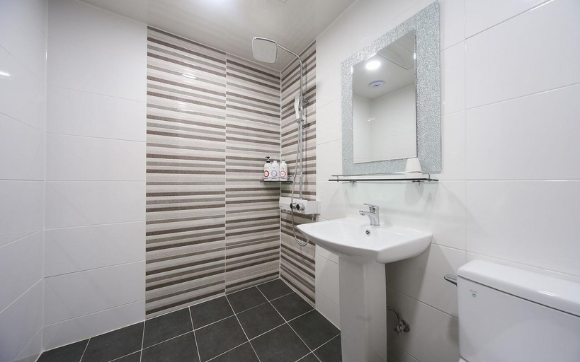 Bathroom, Munhwa Motel, Andong