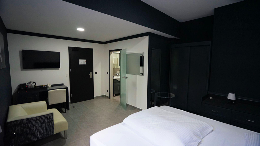 Bedroom 2, TIBET HOTEL am Airport Dusseldorf-Ratingen, Mettmann