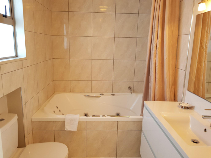 Bathroom 3, De Lago Motel, Christchurch