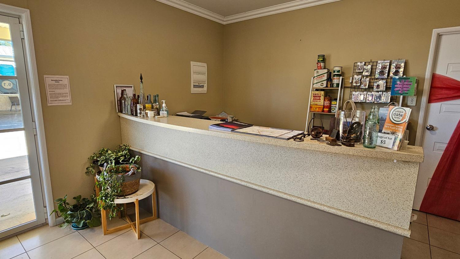 Food & Drinks, Cosmos Country Motor Inn, Murweh