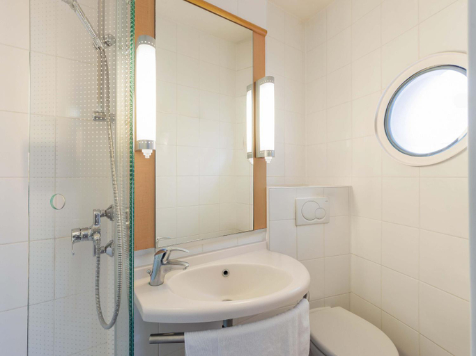 Bathroom 3, B&B HOTEL Essen-Hbf, Essen