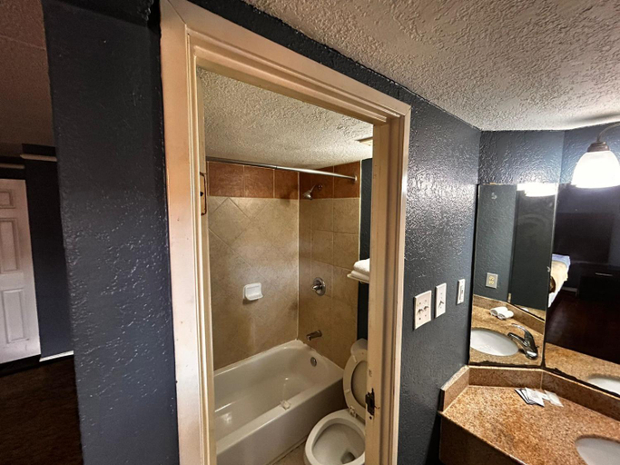 Bathroom 4, Capital O Kings Inn, Shelby