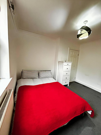 Others 4, Cosy City Hideout - shared bathroom, London