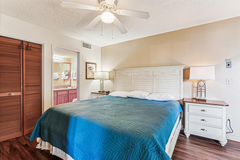 Room 5, Chic Resort-style Condo, Beachfront & Pool View, Saint Johns