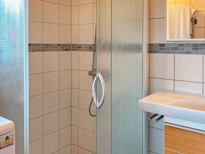 Bathroom, Serene Seaside Retreat in Vesteroy-By Traum, Hvaler