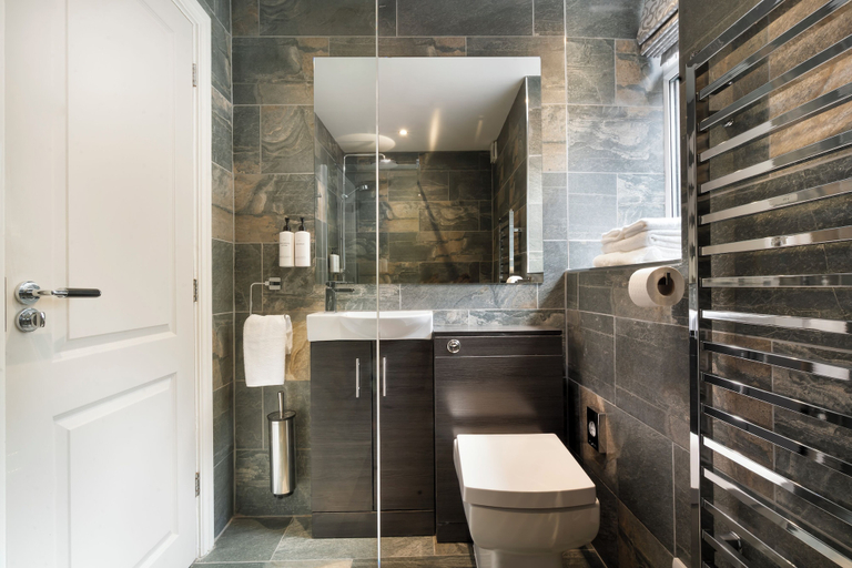 Bathroom 4, Courtyard Apartments, Cumbria