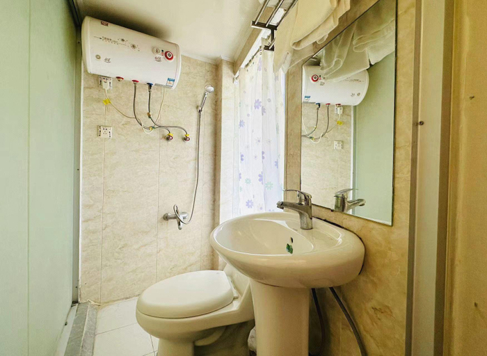 Bathroom 2, Jiaxiang Hostel, Shanghai