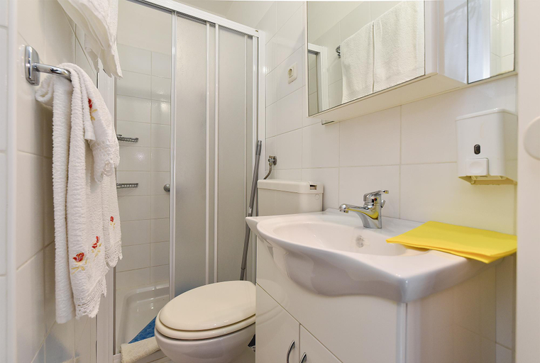 Bathroom 3, Apartment 2305, Pula
