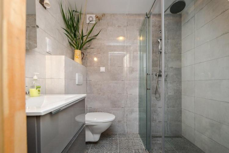 Bathroom 3, Scandinavian holiday home right by the lake, Łobez