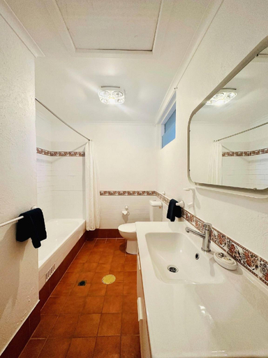 Bathroom 3, Berrima Bakehouse Motel, Wingecarribee