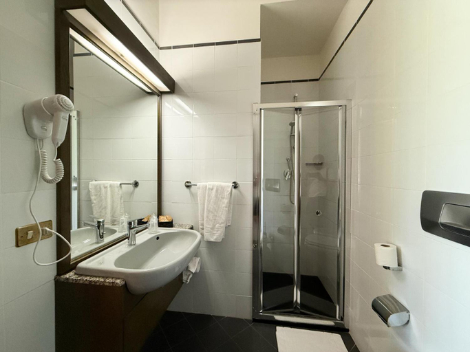 Bathroom 4, Astor Hotel, Frosinone
