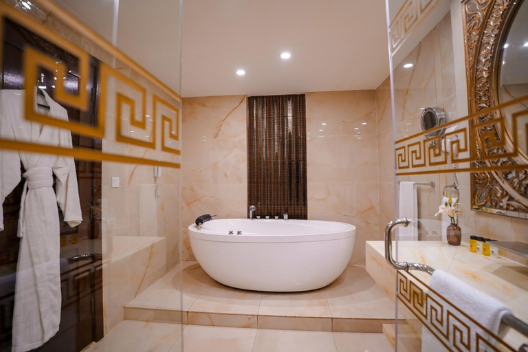 Bathroom 5, Nine Tree Luxury Hotel & Suites Lahore, Lahore