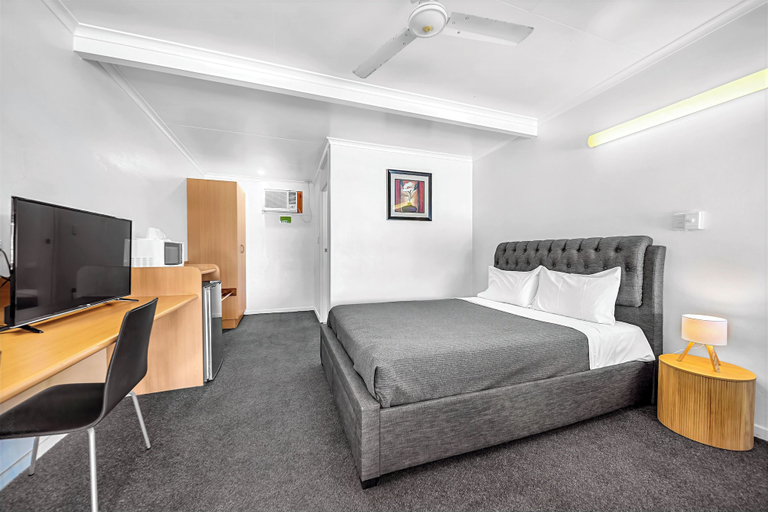Bedroom 2, Pearly Shell Motel, Bowen