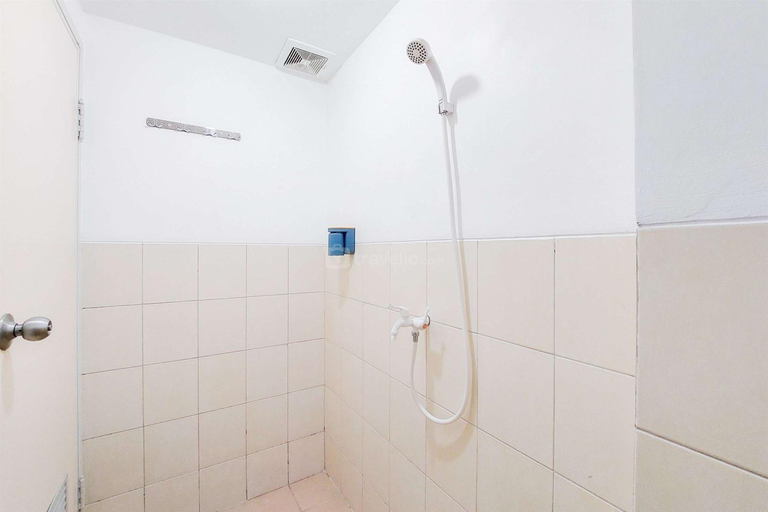 Bathroom, Well Cozy Studio Urbantown Serpong By Travelio, South Tangerang