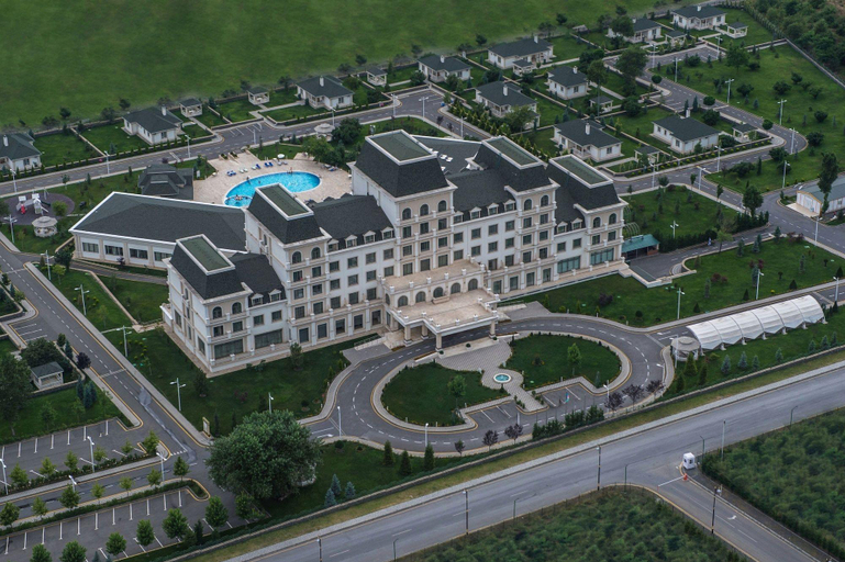 Exterior & Views