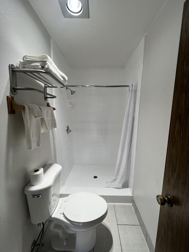 Bathroom 4, Cedarwood Inn of Ashland, Jackson