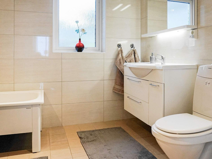 Bathroom 3, person holiday home in KLOVEDAL, Tjörn