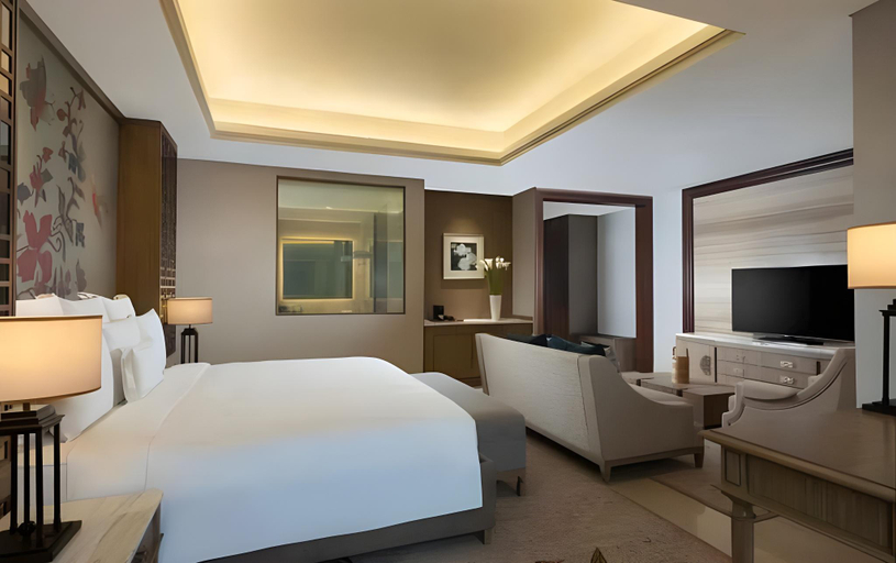 Hotel Tentrem Semarang - Bedroom
