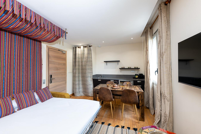 Others 5, Juan-les-pins Apartments, Alpes-Maritimes