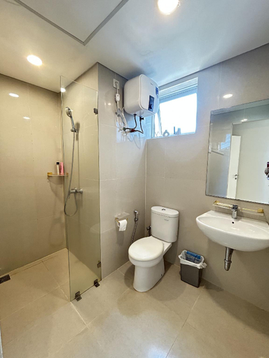 Bathroom 3, Podomoro Delipark Apartemen Cozystay Empire 4BR 3 king + 1 single bed, Medan