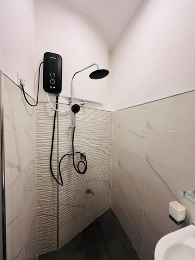 Bathroom 4, TranquilZ, K.F.G. & G. Korale
