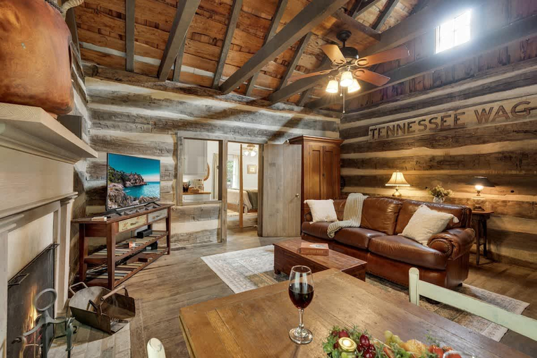 Separate living room 2, Town Creek Cabin Walk to Main St, Gillespie