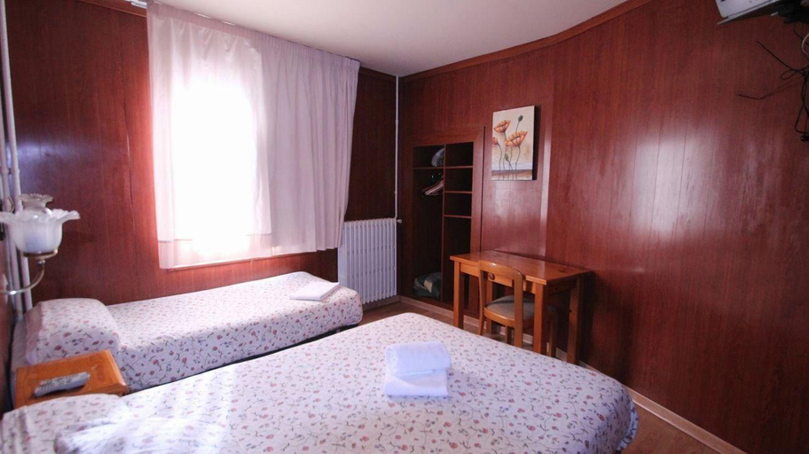 Bedroom 2, Hostal Porta De Nuria, Girona