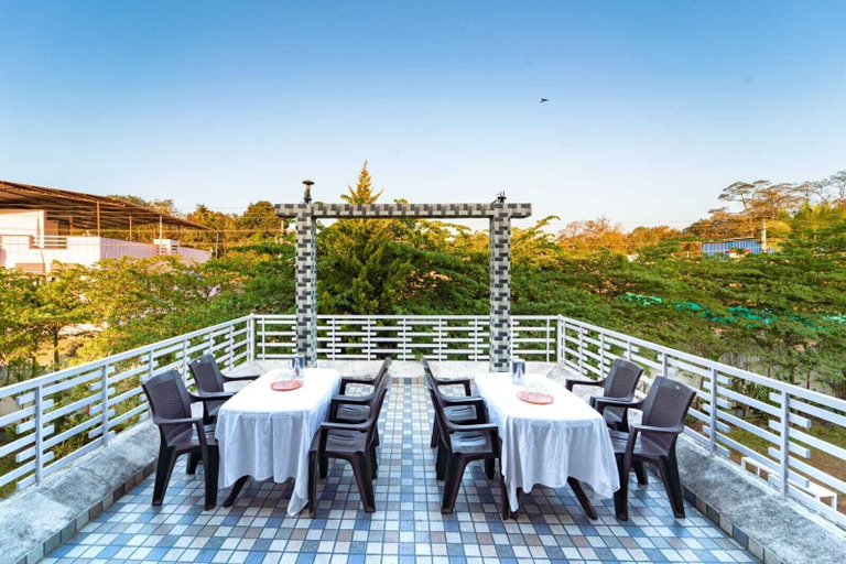 Outdoor dining, White Petals Dandeli, Uttara Kannada
