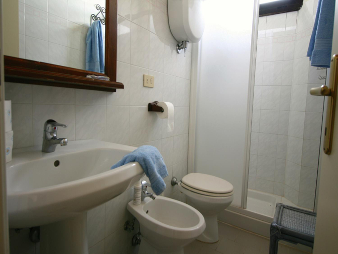 Bathroom 4, Spacious Tuscan Farmhouse, Siena