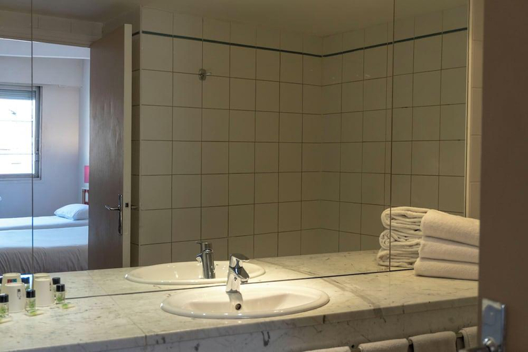 Bathroom 4, Hôtel Ours Blanc Place Victor Hugo, Haute-Garonne