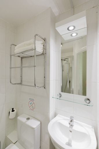 Bathroom 3, Falcon Hotel, London