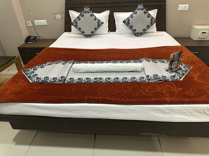 Bedroom 3, Hotel The Taksonz - Opposite Railway Station, Ludhiana