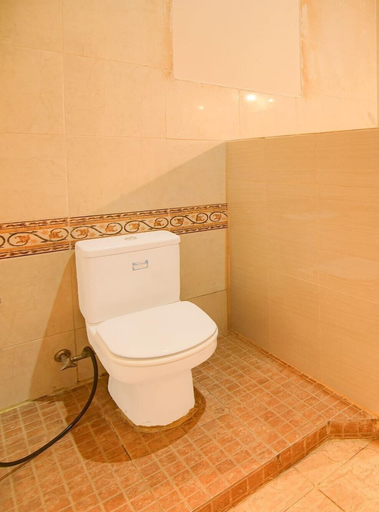 Bathroom 5, OYO 94669 Hotel Puri Inn Panakkukang Makassar, Makassar