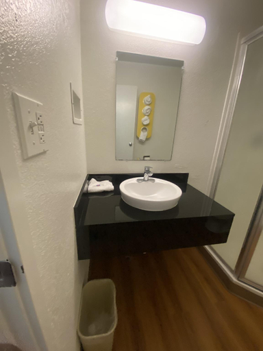 Bathroom 4, Motel 6 Goodland, KS, Sherman