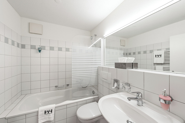 Bathroom 3, Hotel zum Hirschen, Höfe