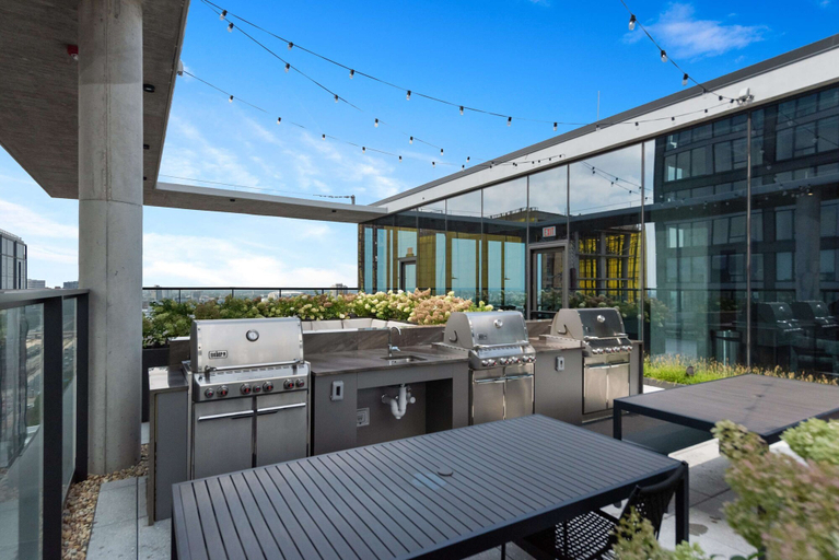 BBQ/picnic area, West Loop Group Hub 3 Modern 2BR Apartments, Cook