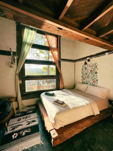 Bedroom, The River Runs Chiang Klang, Chiang Klang