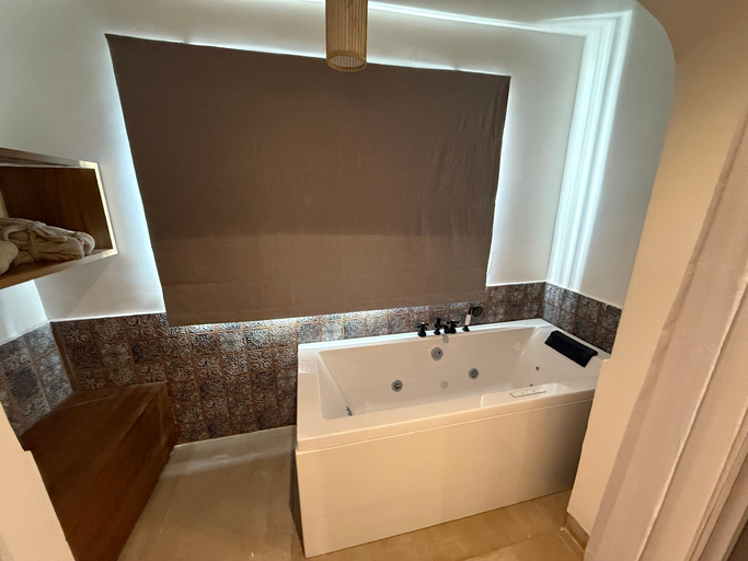 Bathroom 4, Pajaros Blu, North Goa