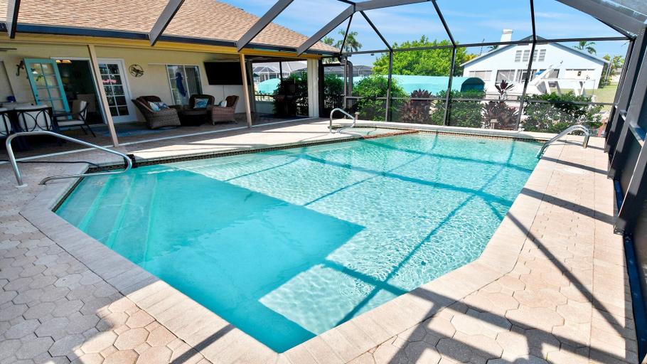 Exterior 5, Love Bird Canalfront Villa Lounge Terrace Heated Pool pet Friendly, Lee