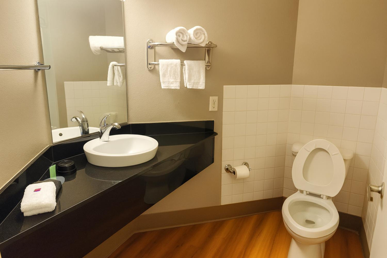 Bathroom 4, Motel 6 Minneapolis-Brooklyn Center, Hennepin