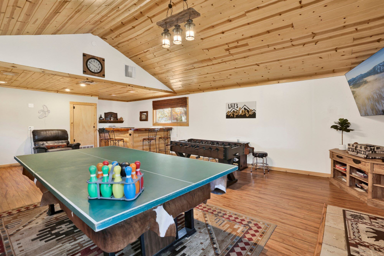Game room 5, Entertainment Cabin #610, San Bernardino