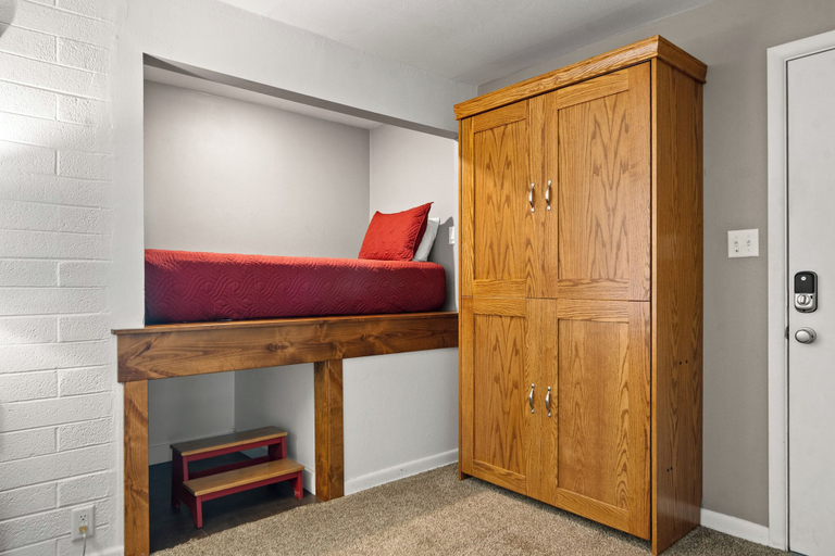 Room 3, Purple Sage Flats, Grand