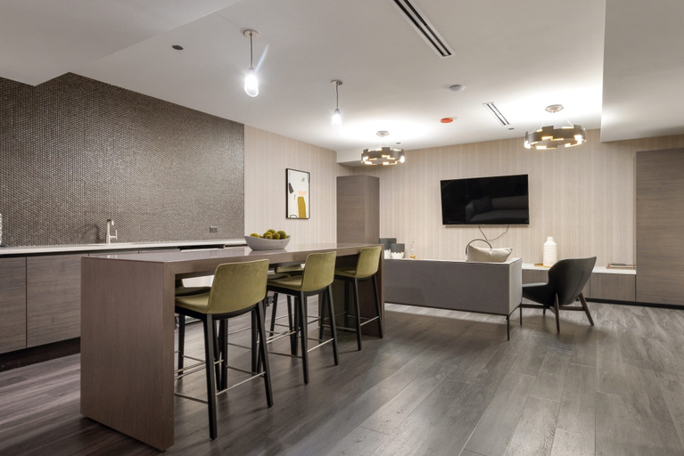 Room 3, Urban Retreat 2BR Resort Amenities Downtown, Cook