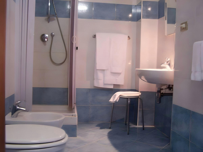 Bathroom 5, Hotel Bellevue, Genova